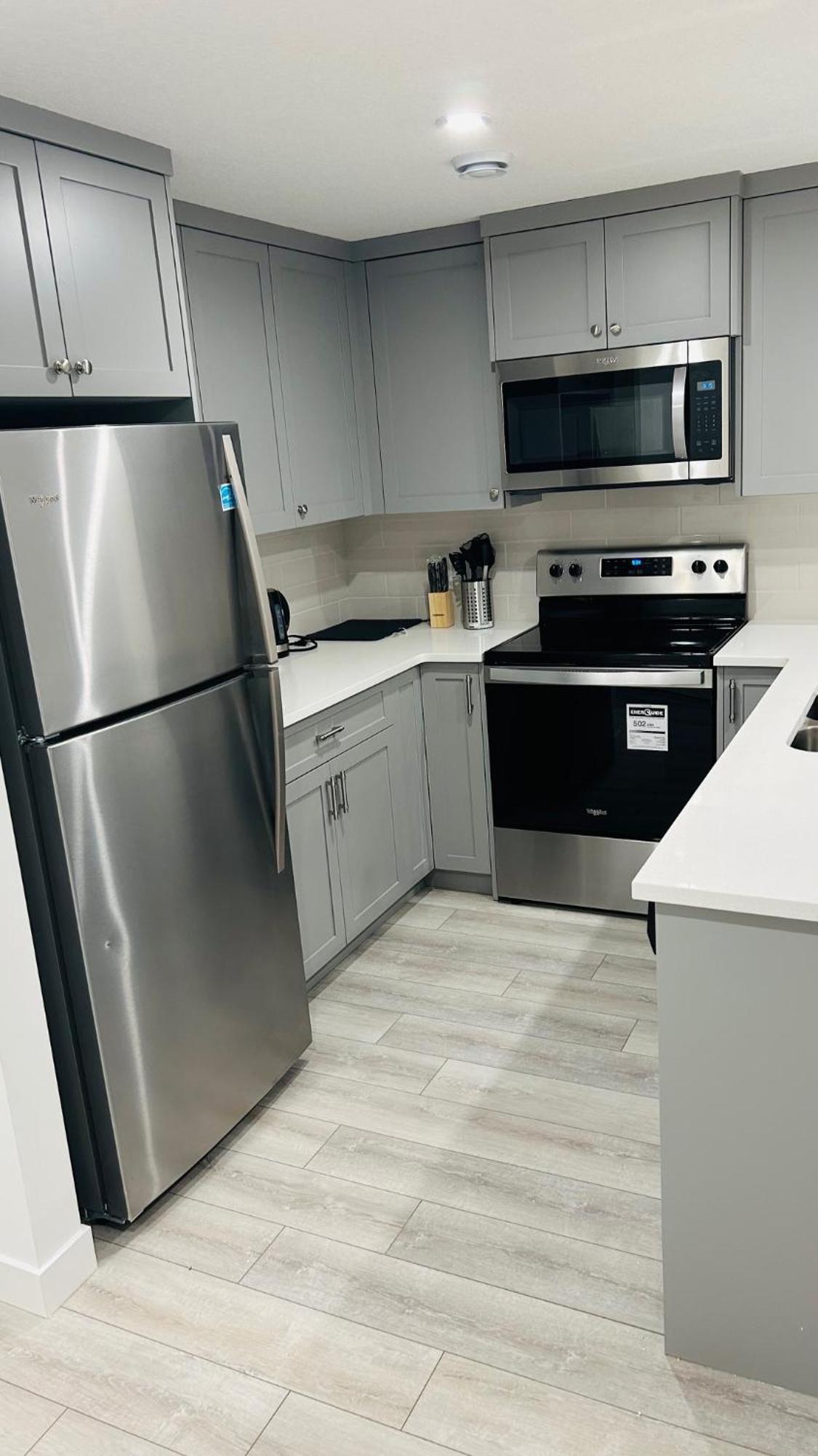 Private Very Spacious 2 Bed 1-bedroom Sw Calgary