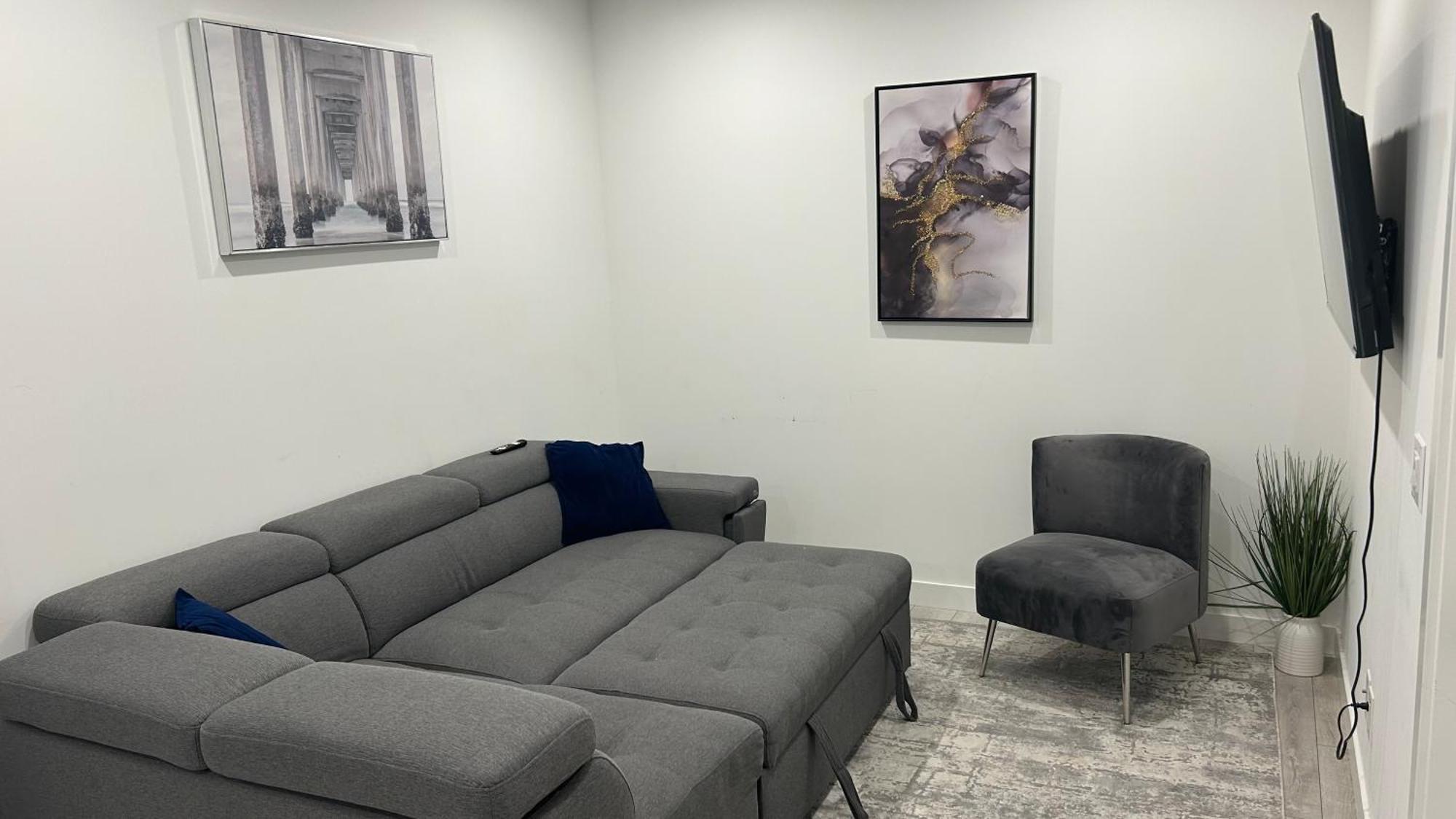 Private Very Spacious 2 Bed 1-bedroom Sw * Calgary