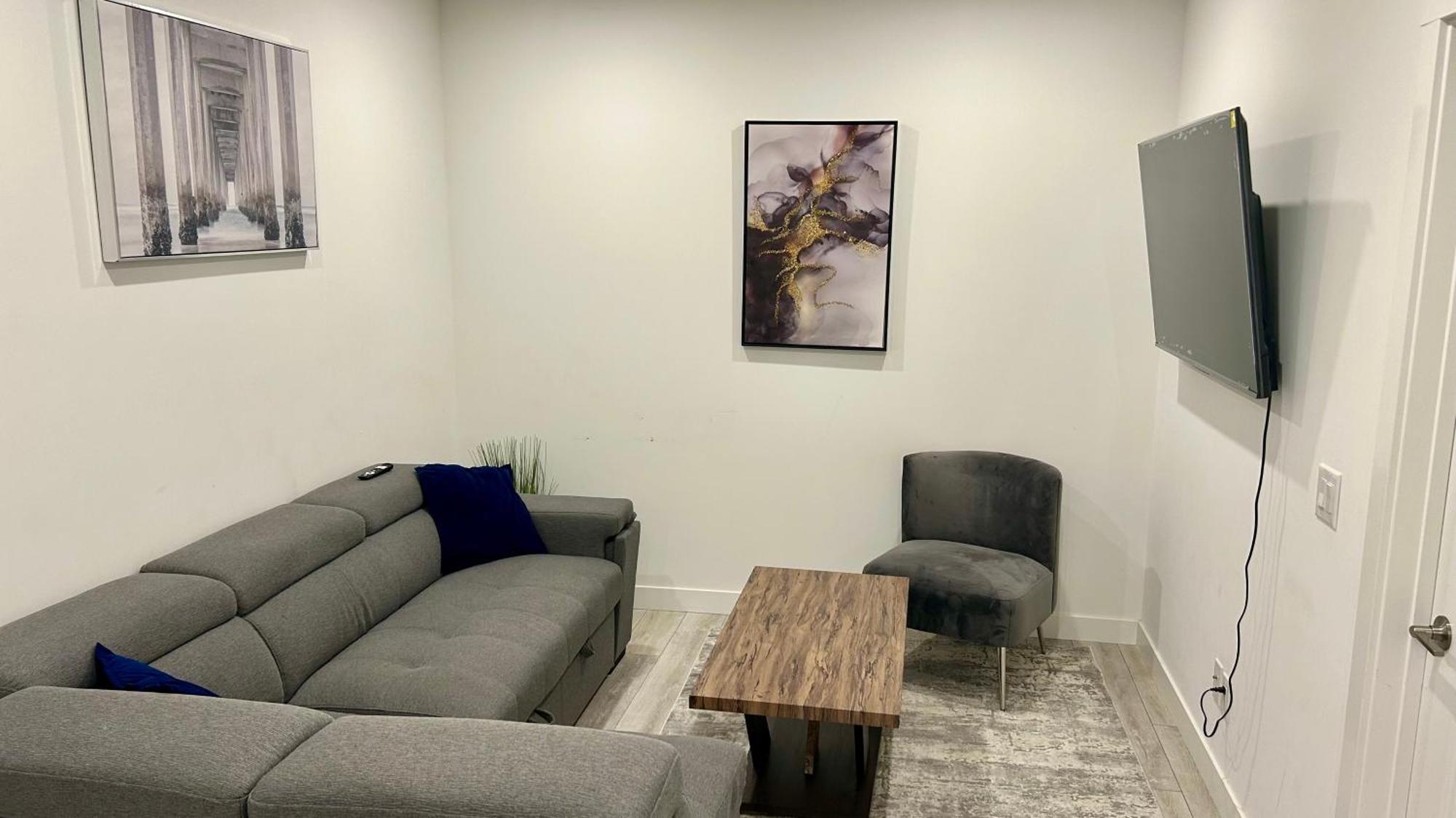 Private Very Spacious 2 Bed 1-bedroom Sw Calgary